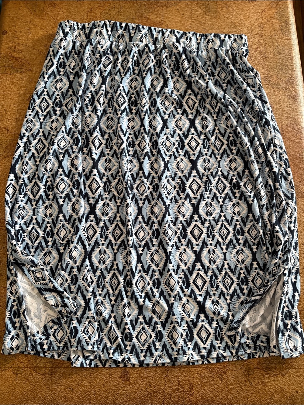 Terra & Sky Navy and White Geometric Midi Skirt Size 1X Stretchy waist